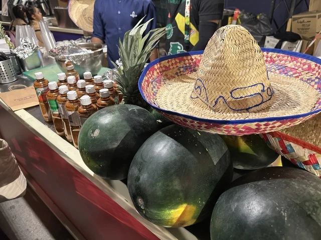 المطعم المكسيكي فى مهرجان للطعام فى حدائق إثراء الخارجية بالظهران، الشرقية ، المملكة العربية السعودية، يوم 28 من ديسمبر 2025 ،أجواء عائلية وترفيهية،  جلسات خارجية ممتعه،  تجربة ترفيهية وتعليمية، مطاعم دولية ومحلية