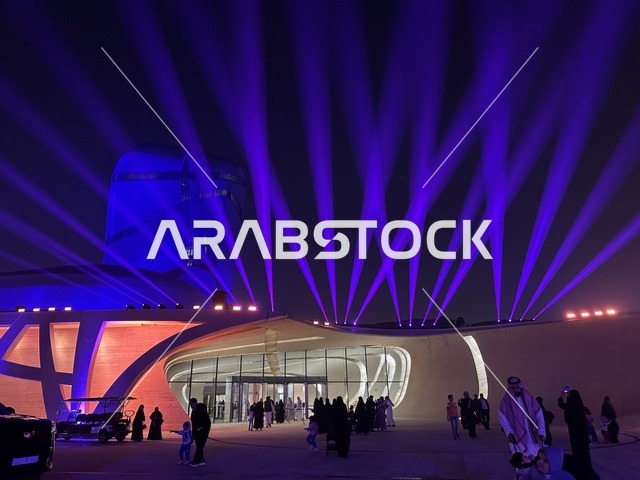الساحة الخارجية لمركز الملك عبدالعزيز الثقافي العالمي (إثراء) المقام بها مهرجان للطعام ، الشرقية ، المملكة العربية السعودية، يوم 28 من ديسمبر 2025 ،أجواء عائلية وترفيهية،  مطابخ دولية ومحلية ، تجربة ترفيهية وتعليمية، جلسات خارجية ممتعه، مطابخ دولية ومحلية