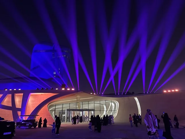 الساحة الخارجية لمركز الملك عبدالعزيز الثقافي العالمي (إثراء) المقام بها مهرجان للطعام ، الشرقية ، المملكة العربية السعودية، يوم 28 من ديسمبر 2025 ،أجواء عائلية وترفيهية،  مطابخ دولية ومحلية ، تجربة ترفيهية وتعليمية، جلسات خارجية ممتعه، مطابخ دولية ومحلية