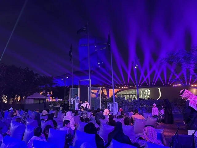 عرض موسيقي فى مهرجان للطعام فى حدائق إثراء الخارجية بالظهران، الشرقية ، المملكة العربية السعودية، يوم 28 من ديسمبر 2025 ،أجواء عائلية وترفيهية،  جلسات خارجية ممتعه،  تجربة ترفيهية وتعليمية، مطاعم دولية ومحلية