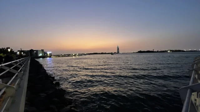 واجهة أبحر على كورنيش جدة الشمالي بمدينة جدة، المملكة العربية السعودية، وجهة سياحية وترفيهية بحرية، ممشى ساحلي بإطلالات مفتوحة على البحر الأحمر، مطاعم ومقاهي مطلة على الواجهة البحرية، أنشطة ترفيهية متنوعة، أجواء عائلية هادئة ومميزة