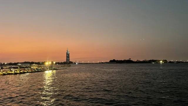 واجهة أبحر على كورنيش جدة الشمالي بمدينة جدة، المملكة العربية السعودية، وجهة سياحية وترفيهية بحرية، ممشى ساحلي بإطلالات مفتوحة على البحر الأحمر، مطاعم ومقاهي مطلة على الواجهة البحرية، أنشطة ترفيهية متنوعة، أجواء عائلية هادئة ومميزة