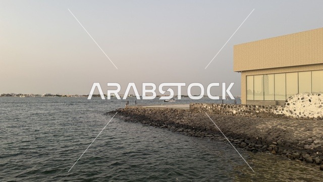 وجهة سياحية وترفيهية بحرية، واجهة أبحر على كورنيش جدة الشمالي بمدينة جدة، المملكة العربية السعودية،  ممشى ساحلي بإطلالات مفتوحة على البحر الأحمر، مطاعم ومقاهي مطلة على الواجهة البحرية، أنشطة ترفيهية متنوعة، أجواء عائلية هادئة ومميزة