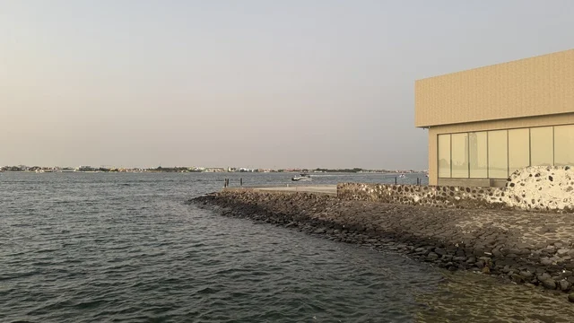 وجهة سياحية وترفيهية بحرية، واجهة أبحر على كورنيش جدة الشمالي بمدينة جدة، المملكة العربية السعودية،  ممشى ساحلي بإطلالات مفتوحة على البحر الأحمر، مطاعم ومقاهي مطلة على الواجهة البحرية، أنشطة ترفيهية متنوعة، أجواء عائلية هادئة ومميزة