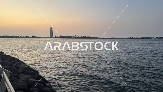 وجهة سياحية وترفيهية بحرية، واجهة أبحر على كورنيش جدة الشمالي بمدينة جدة، المملكة العربية السعودية،  ممشى ساحلي بإطلالات مفتوحة على البحر الأحمر، مطاعم ومقاهي مطلة على الواجهة البحرية، أنشطة ترفيهية متنوعة، أجواء عائلية هادئة ومميزة