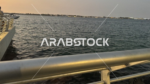 وجهة سياحية وترفيهية بحرية، واجهة أبحر على كورنيش جدة الشمالي بمدينة جدة، المملكة العربية السعودية،  ممشى ساحلي بإطلالات مفتوحة على البحر الأحمر، مطاعم ومقاهي مطلة على الواجهة البحرية، أنشطة ترفيهية متنوعة، أجواء عائلية هادئة ومميزة