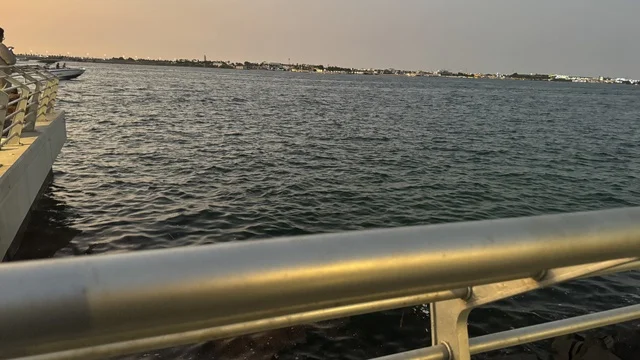 وجهة سياحية وترفيهية بحرية، واجهة أبحر على كورنيش جدة الشمالي بمدينة جدة، المملكة العربية السعودية،  ممشى ساحلي بإطلالات مفتوحة على البحر الأحمر، مطاعم ومقاهي مطلة على الواجهة البحرية، أنشطة ترفيهية متنوعة، أجواء عائلية هادئة ومميزة