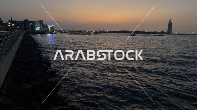 وجهة سياحية وترفيهية بحرية، واجهة أبحر على كورنيش جدة الشمالي بمدينة جدة، المملكة العربية السعودية،  ممشى ساحلي بإطلالات مفتوحة على البحر الأحمر، مطاعم ومقاهي مطلة على الواجهة البحرية، أنشطة ترفيهية متنوعة، أجواء عائلية هادئة ومميزة