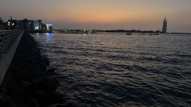 وجهة سياحية وترفيهية بحرية، واجهة أبحر على كورنيش جدة الشمالي بمدينة جدة، المملكة العربية السعودية،  ممشى ساحلي بإطلالات مفتوحة على البحر الأحمر، مطاعم ومقاهي مطلة على الواجهة البحرية، أنشطة ترفيهية متنوعة، أجواء عائلية هادئة ومميزة