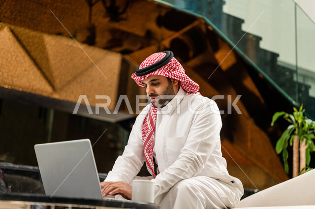 رجل خليجي سعودي بداخل احدى الفنادق السياحية ، إستخدام جهاز الحاسوب المحمول لإنجاز المهام ، مفهوم التكنولوجيا وإستخدام أجهزة تقنية حديثة، العمل عن بعد ، مهن ووظائف ، جلسة عمل ، مفهوم إدارة الأعمال، رحلة عمل، سياحة وفندقة ، التسويق الإلكتروني