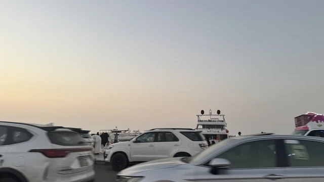Active traffic at the Abhur waterfront on the northern Corniche of Jeddah, Saudi Arabia, a tourist and recreational marine destination, a coastal promenade with open views of the Red Sea, various recreational activities, restaurants and cafes overlooking the waterfront, a calm and distinctive family atmosphere.