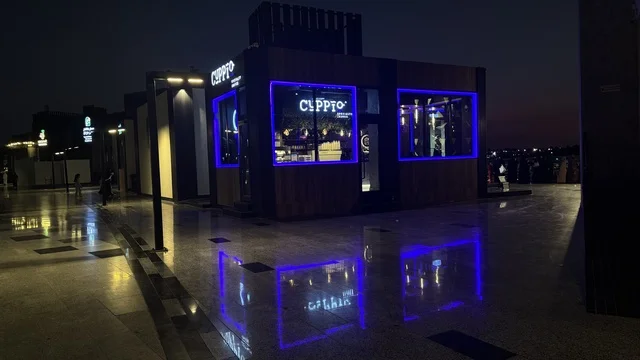 مطاعم ومقاهي مطلة على الواجهة البحرية، واجهة أبحر على كورنيش جدة الشمالي بمدينة جدة، المملكة العربية السعودية، وجهة سياحية وترفيهية بحرية، ممشى ساحلي بإطلالات مفتوحة على البحر الأحمر، أنشطة ترفيهية متنوعة،  أجواء عائلية هادئة ومميزة