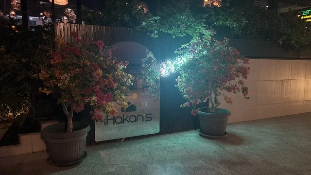 مطاعم ومقاهي مطلة على الواجهة البحرية، واجهة أبحر على كورنيش جدة الشمالي بمدينة جدة، المملكة العربية السعودية، وجهة سياحية وترفيهية بحرية، ممشى ساحلي بإطلالات مفتوحة على البحر الأحمر، أنشطة ترفيهية متنوعة،  أجواء عائلية هادئة ومميزة