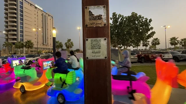 العاب ترفيهية للاطفال فى واجهة أبحر على كورنيش جدة الشمالي بمدينة جدة، المملكة العربية السعودية، وجهة سياحية وترفيهية بحرية، ممشى ساحلي بإطلالات مفتوحة على البحر الأحمر، مطاعم ومقاهي مطلة على الواجهة البحرية،  أجواء عائلية هادئة ومميزة