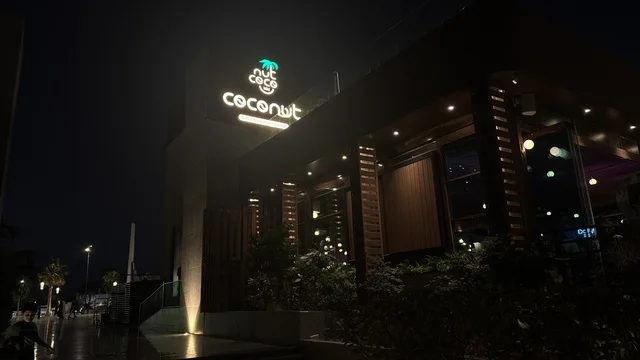 Restaurants and cafes overlooking the waterfront, the Abhur waterfront on the northern corniche of Jeddah city, Saudi Arabia, a tourist and recreational marine destination, a coastal promenade with open views of the Red Sea, various recreational activities, and a calm and unique family atmosphere.