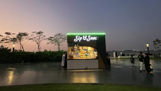 Restaurants and cafes overlooking the waterfront, the Abhur waterfront on the northern corniche of Jeddah city, Saudi Arabia, a tourist and recreational marine destination, a coastal promenade with open views of the Red Sea, various recreational activities, and a calm and unique family atmosphere.