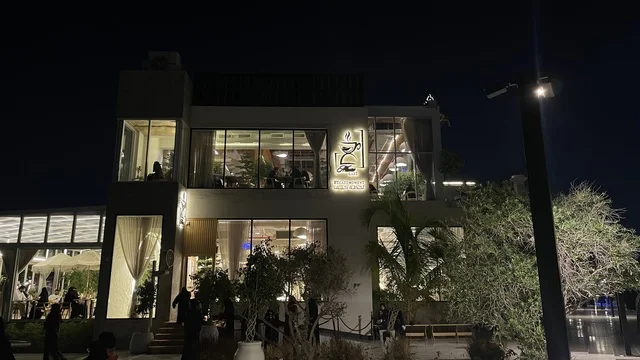 مطاعم ومقاهي مطلة على الواجهة البحرية ، واجهة أبحر على كورنيش جدة الشمالي بمدينة جدة، المملكة العربية السعودية، وجهة سياحية وترفيهية بحرية، ممشى ساحلي بإطلالات مفتوحة على البحر الأحمر، أنشطة ترفيهية متنوعة ،  أجواء عائلية هادئة ومميزة