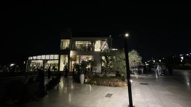 Restaurants and cafes overlooking the waterfront, the Abhur waterfront on the northern corniche of Jeddah city, Saudi Arabia, a tourist and recreational marine destination, a coastal promenade with open views of the Red Sea, various recreational activities, and a calm and unique family atmosphere.