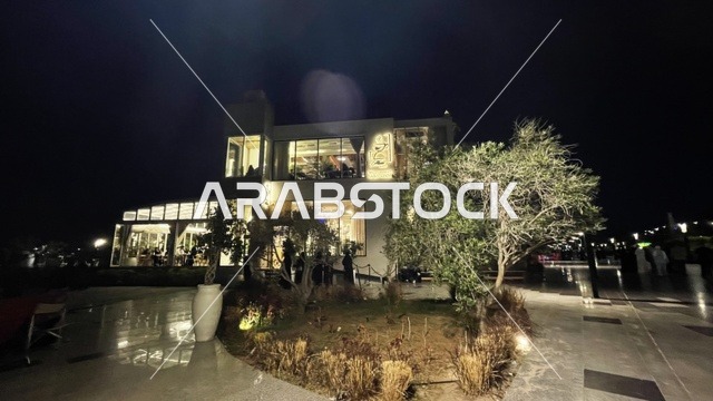 مطاعم ومقاهي مطلة على الواجهة البحرية ، واجهة أبحر على كورنيش جدة الشمالي بمدينة جدة، المملكة العربية السعودية، وجهة سياحية وترفيهية بحرية، ممشى ساحلي بإطلالات مفتوحة على البحر الأحمر، أنشطة ترفيهية متنوعة ،  أجواء عائلية هادئة ومميزة