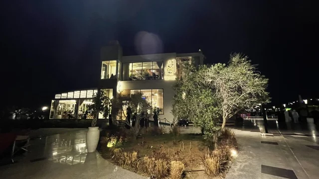 Restaurants and cafes overlooking the waterfront, the Abhur waterfront on the northern corniche of Jeddah city, Saudi Arabia, a tourist and recreational marine destination, a coastal promenade with open views of the Red Sea, various recreational activities, and a calm and unique family atmosphere.