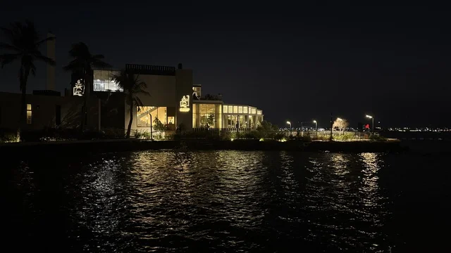 وجهة سياحية وترفيهية بحرية، مطاعم ومقاهي مطلة على الواجهة البحرية ، واجهة أبحر على كورنيش جدة الشمالي بمدينة جدة، المملكة العربية السعودية، ممشى ساحلي بإطلالات مفتوحة على البحر الأحمر، أنشطة ترفيهية متنوعة ،  أجواء عائلية هادئة ومميزة