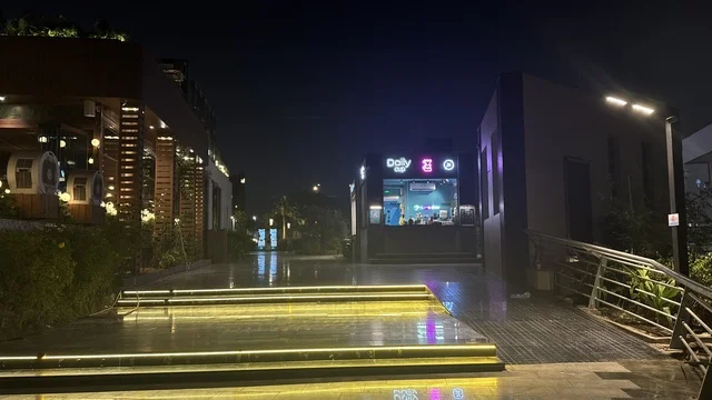 Restaurants and cafes overlooking the waterfront, the Abhur waterfront on the northern corniche of Jeddah city, Saudi Arabia, a tourist and recreational marine destination, a coastal promenade with open views of the Red Sea, various recreational activities, and a calm and unique family atmosphere.