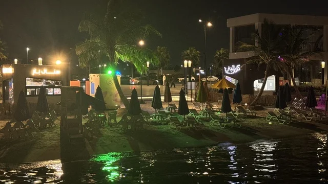 وجهة سياحية وترفيهية بحرية، مطاعم ومقاهي مطلة على الواجهة البحرية ، واجهة أبحر على كورنيش جدة الشمالي بمدينة جدة، المملكة العربية السعودية، ممشى ساحلي بإطلالات مفتوحة على البحر الأحمر، أنشطة ترفيهية متنوعة ،  أجواء عائلية هادئة ومميزة