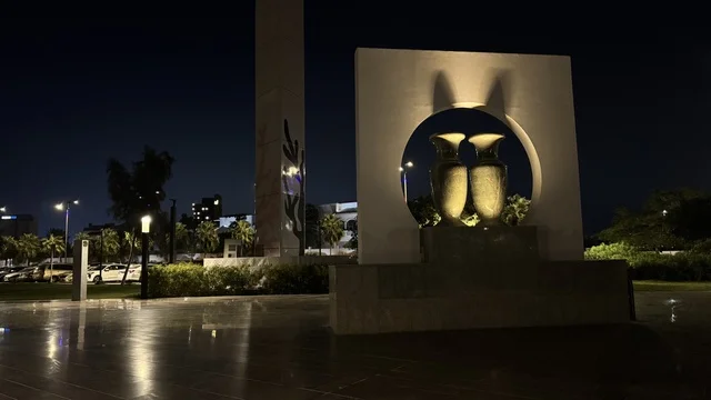 ممشى ساحلي بإطلالات مفتوحة على البحر الأحمر، واجهة أبحر على كورنيش جدة الشمالي بمدينة جدة، المملكة العربية السعودية، وجهة سياحية وترفيهية بحرية،  أنشطة ترفيهية متنوعة ، مطاعم ومقاهي مطلة على الواجهة البحرية ، أجواء عائلية هادئة ومميزة