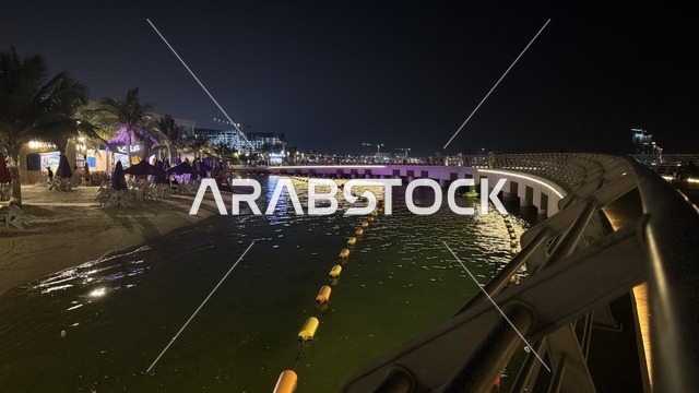 ممشى ساحلي بإطلالات مفتوحة على البحر الأحمر، واجهة أبحر على كورنيش جدة الشمالي بمدينة جدة، المملكة العربية السعودية، وجهة سياحية وترفيهية بحرية،  أنشطة ترفيهية متنوعة ، مطاعم ومقاهي مطلة على الواجهة البحرية ، أجواء عائلية هادئة ومميزة