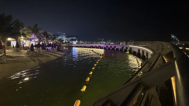 ممشى ساحلي بإطلالات مفتوحة على البحر الأحمر، واجهة أبحر على كورنيش جدة الشمالي بمدينة جدة، المملكة العربية السعودية، وجهة سياحية وترفيهية بحرية،  أنشطة ترفيهية متنوعة ، مطاعم ومقاهي مطلة على الواجهة البحرية ، أجواء عائلية هادئة ومميزة