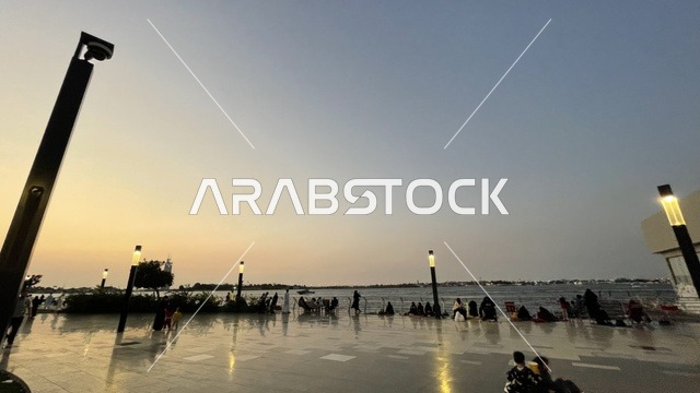 ممشى ساحلي بإطلالات مفتوحة على البحر الأحمر، واجهة أبحر على كورنيش جدة الشمالي بمدينة جدة، المملكة العربية السعودية، وجهة سياحية وترفيهية بحرية،  أنشطة ترفيهية متنوعة ، مطاعم ومقاهي مطلة على الواجهة البحرية ، أجواء عائلية هادئة ومميزة