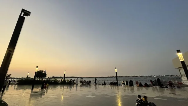 A coastal promenade with open views of the Red Sea, the Abhur waterfront on the northern corniche of Jeddah, Saudi Arabia, is a tourist and recreational marine destination, featuring various entertainment activities, restaurants and cafes overlooking the waterfront, and a calm and unique family atmosphere.