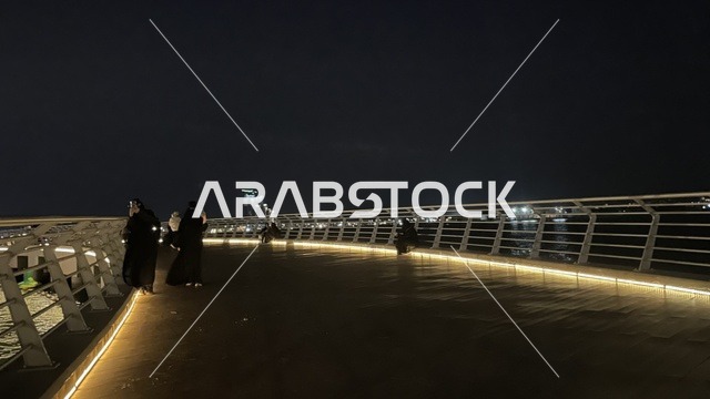 ممشى ساحلي بإطلالات مفتوحة على البحر الأحمر، واجهة أبحر على كورنيش جدة الشمالي بمدينة جدة، المملكة العربية السعودية، وجهة سياحية وترفيهية بحرية،  أنشطة ترفيهية متنوعة ، مطاعم ومقاهي مطلة على الواجهة البحرية ، أجواء عائلية هادئة ومميزة