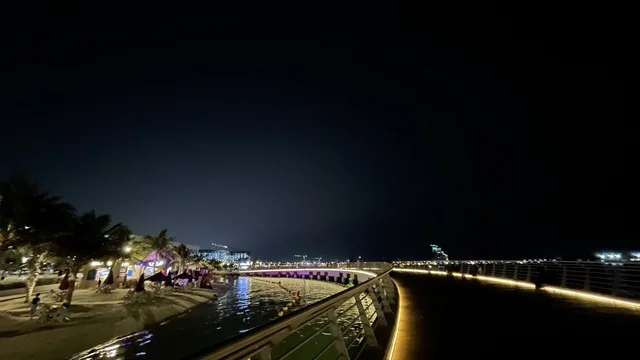 ممشى ساحلي بإطلالات مفتوحة على البحر الأحمر، واجهة أبحر على كورنيش جدة الشمالي بمدينة جدة، المملكة العربية السعودية، وجهة سياحية وترفيهية بحرية،  أنشطة ترفيهية متنوعة ، مطاعم ومقاهي مطلة على الواجهة البحرية ، أجواء عائلية هادئة ومميزة