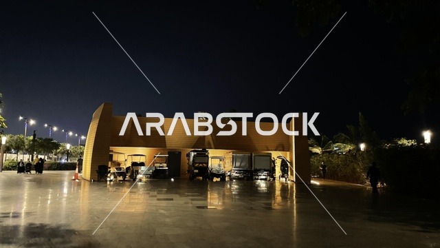 عربات التنقل فى  واجهة أبحر على كورنيش جدة الشمالي بمدينة جدة، المملكة العربية السعودية،وجهة سياحية وترفيهية بحرية، ممشى ساحلي بإطلالات مفتوحة على البحر الأحمر، مشاريع حضرية تعزز الواجهة البحرية،أنشطة ترفيهية متنوعة