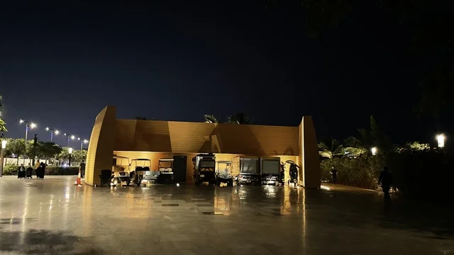 Mobility carts at the Abhur waterfront on the northern corniche of Jeddah, Saudi Arabia, a tourist and recreational marine destination, a coastal promenade with open views of the Red Sea, urban projects that enhance the waterfront, and various recreational activities.