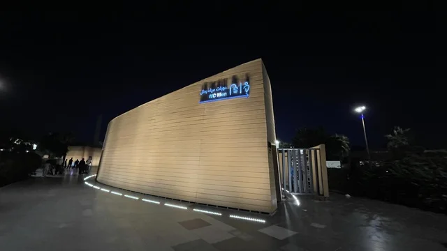 دورات المياه فى  واجهة أبحر على كورنيش جدة الشمالي بمدينة جدة، المملكة العربية السعودية،وجهة سياحية وترفيهية بحرية، ممشى ساحلي بإطلالات مفتوحة على البحر الأحمر، مشاريع حضرية تعزز الواجهة البحرية،أنشطة ترفيهية متنوعة