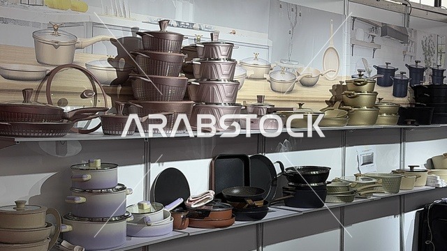 منتجات صينية متنوعه  لجميع الزوار ، معرض البيت الصيني بالرياض يوم ٢٢ من ديسمبر 2025، المملكة العربية السعودية ، رحلة بين التراث والفنون الصينية، استكشاف الأثاث والحرف اليدوية، تجربة المأكولات التقليدية