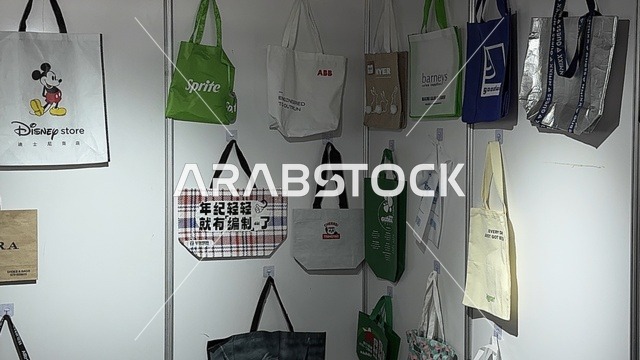 منتجات صينية متنوعه  لجميع الزوار ، معرض البيت الصيني بالرياض يوم ٢٢ من ديسمبر 2025، المملكة العربية السعودية ، رحلة بين التراث والفنون الصينية، استكشاف الأثاث والحرف اليدوية، تجربة المأكولات التقليدية