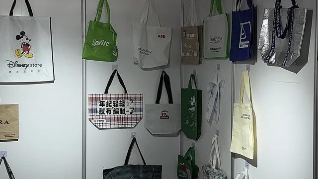 منتجات صينية متنوعه  لجميع الزوار ، معرض البيت الصيني بالرياض يوم ٢٢ من ديسمبر 2025، المملكة العربية السعودية ، رحلة بين التراث والفنون الصينية، استكشاف الأثاث والحرف اليدوية، تجربة المأكولات التقليدية