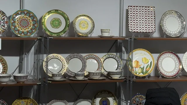 منتجات صينية متنوعه  لجميع الزوار ، معرض البيت الصيني بالرياض يوم ٢٢ من ديسمبر 2025، المملكة العربية السعودية ، رحلة بين التراث والفنون الصينية، استكشاف الأثاث والحرف اليدوية، تجربة المأكولات التقليدية