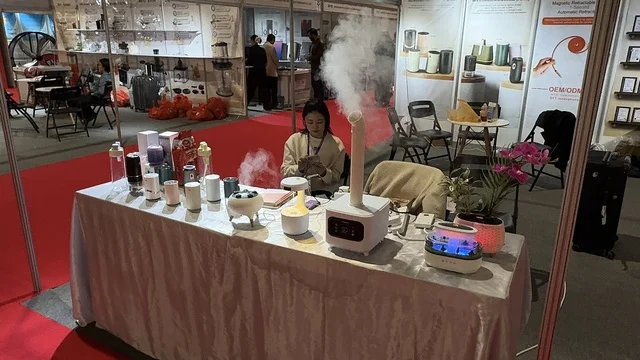 استكشاف الأثاث والحرف اليدوية، الفنون والحرف الصينية، منتجات صينية متنوعه  لجميع الزوار ، معرض البيت الصيني بالرياض يوم ٢٢ من ديسمبر 2025، المملكة العربية السعودية ،  تجربة المأكولات التقليدية