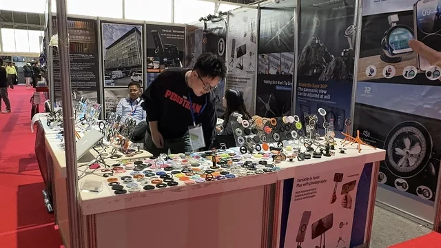 استكشاف الأثاث والحرف اليدوية، الفنون والحرف الصينية، منتجات صينية متنوعه  لجميع الزوار ، معرض البيت الصيني بالرياض يوم ٢٢ من ديسمبر 2025، المملكة العربية السعودية ،  تجربة المأكولات التقليدية