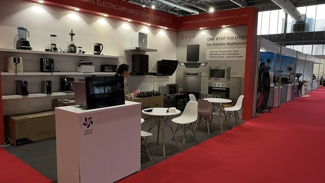 الاجهزة و الالات والمعدات فى معرض البيت الصيني بالرياض يوم ٢٢ من ديسمبر 2025، المملكة العربية السعودية ، استكشاف الأثاث والحرف اليدوية، الفنون والحرف الصينية، منتجات صينية متنوعه  لجميع الزوار ، تجربة المأكولات التقليدية