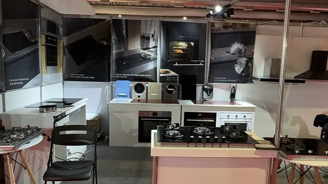 Devices, machines, and equipment at the Chinese House Exhibition in Riyadh on December 22, 2025, Saudi Arabia, exploring furniture and handicrafts, Chinese arts and crafts, diverse Chinese products for all visitors, and experiencing traditional cuisine.