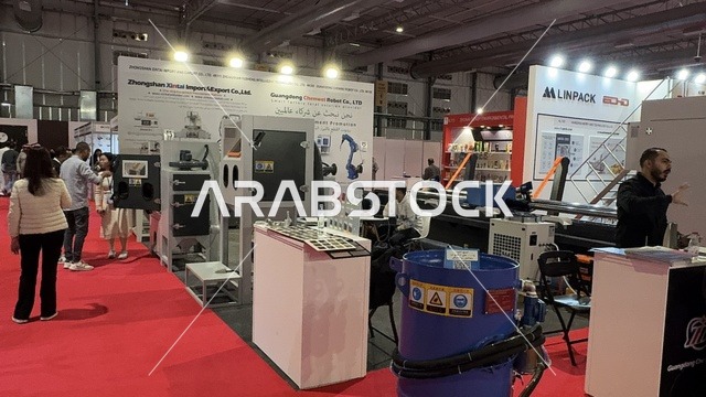 الاجهزة و الالات والمعدات فى معرض البيت الصيني بالرياض يوم ٢٢ من ديسمبر 2025، المملكة العربية السعودية ، استكشاف الأثاث والحرف اليدوية، الفنون والحرف الصينية، منتجات صينية متنوعه  لجميع الزوار ، تجربة المأكولات التقليدية