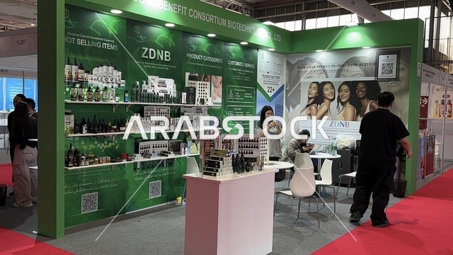 معرض البيت الصيني بالرياض يوم ٢٢ من ديسمبر 2025، المملكة العربية السعودية ، استكشاف الأثاث والحرف اليدوية، الفنون والحرف الصينية، منتجات صينية متنوعه  لجميع الزوار ، الاجهزة و الالات والمعدات الكهربية ، تجربة المأكولات التقليدية