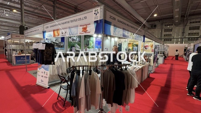 معرض البيت الصيني بالرياض يوم ٢٢ من ديسمبر 2025، المملكة العربية السعودية ، استكشاف الأثاث والحرف اليدوية، الفنون والحرف الصينية، منتجات صينية متنوعه  لجميع الزوار ، الاجهزة و الالات والمعدات الكهربية ، تجربة المأكولات التقليدية