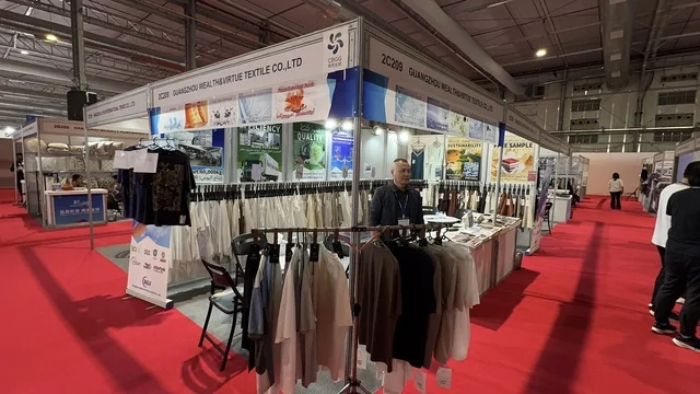 معرض البيت الصيني بالرياض يوم ٢٢ من ديسمبر 2025، المملكة العربية السعودية ، استكشاف الأثاث والحرف اليدوية، الفنون والحرف الصينية، منتجات صينية متنوعه  لجميع الزوار ، الاجهزة و الالات والمعدات الكهربية ، تجربة المأكولات التقليدية