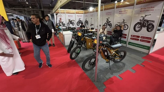 Import and supply opportunities at the Chinese House Exhibition in Riyadh on December 22, 2025, Saudi Arabia, exploring furniture and handicrafts, Chinese arts and crafts, diverse Chinese products for all visitors, electrical devices, machines, and equipment.